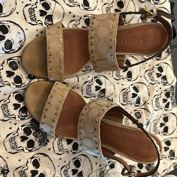 ✨ Coach Rylie Heeled Sandals Jacquard Monogram Signature Beige Neutral Studded ✨ - Picture 2 of 8